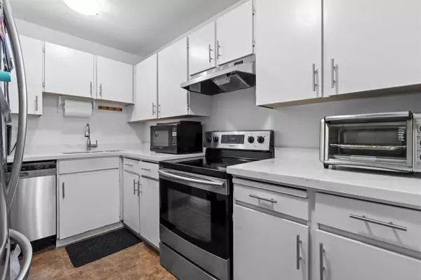 Surrey, BC V3R 8T5,10698 151a ST #G08