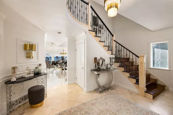 West Vancouver, BC V7V 2Z7,2198 Rosebery AVE