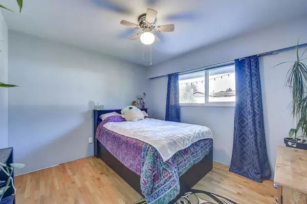 Surrey, BC V3R 5B3,10957 Jay CRES