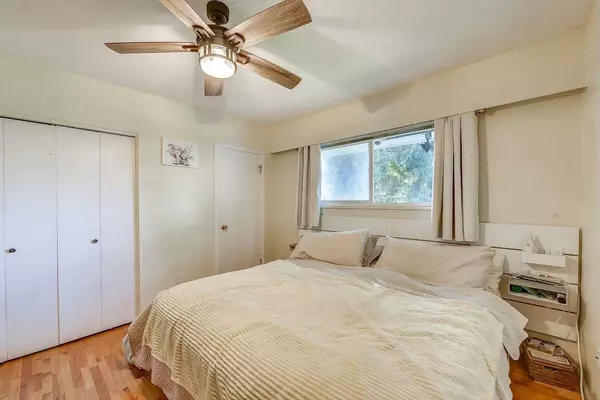 Surrey, BC V3R 5B3,10957 Jay CRES