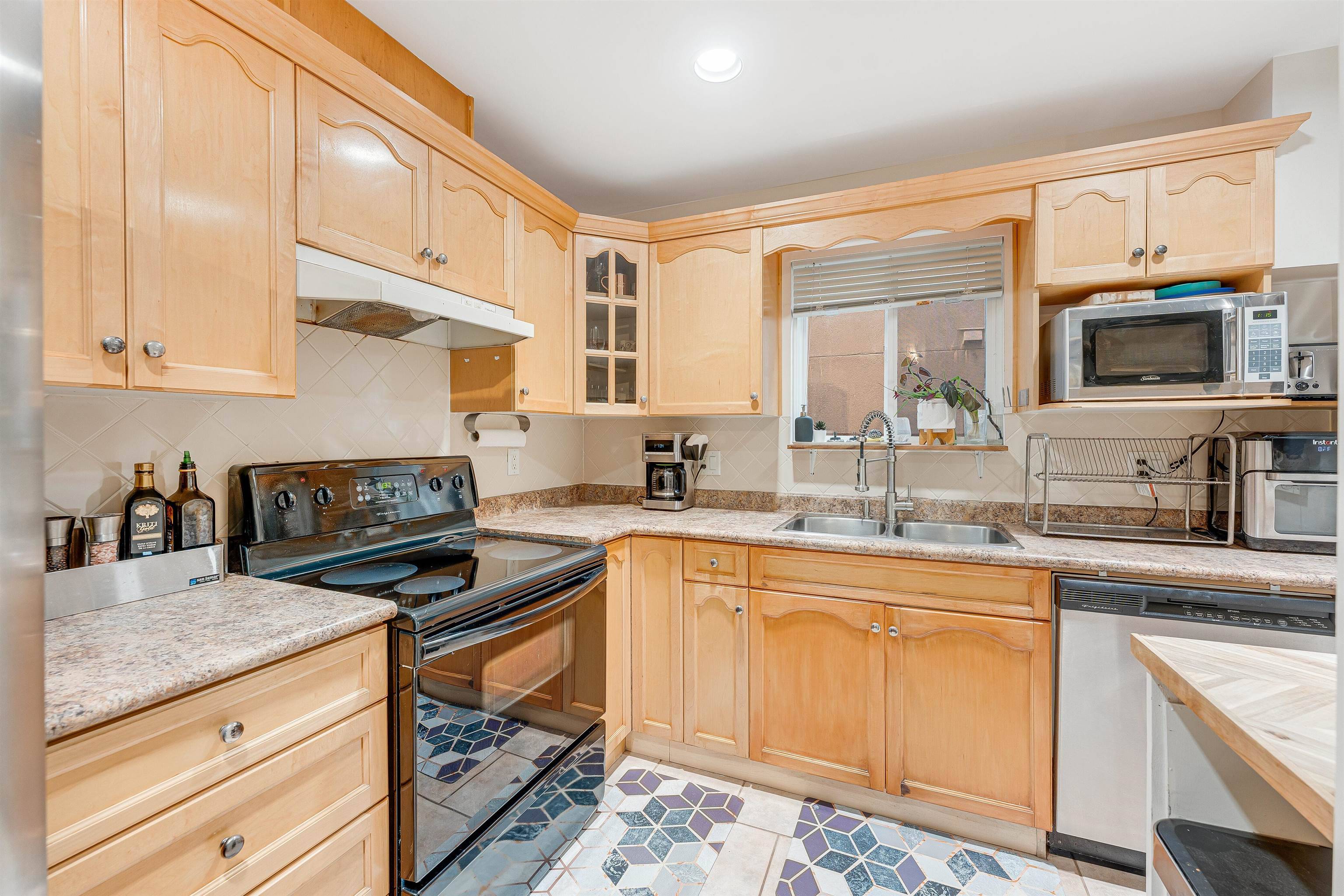 Burnaby, BC V5G 1T9,5933 Sprott ST