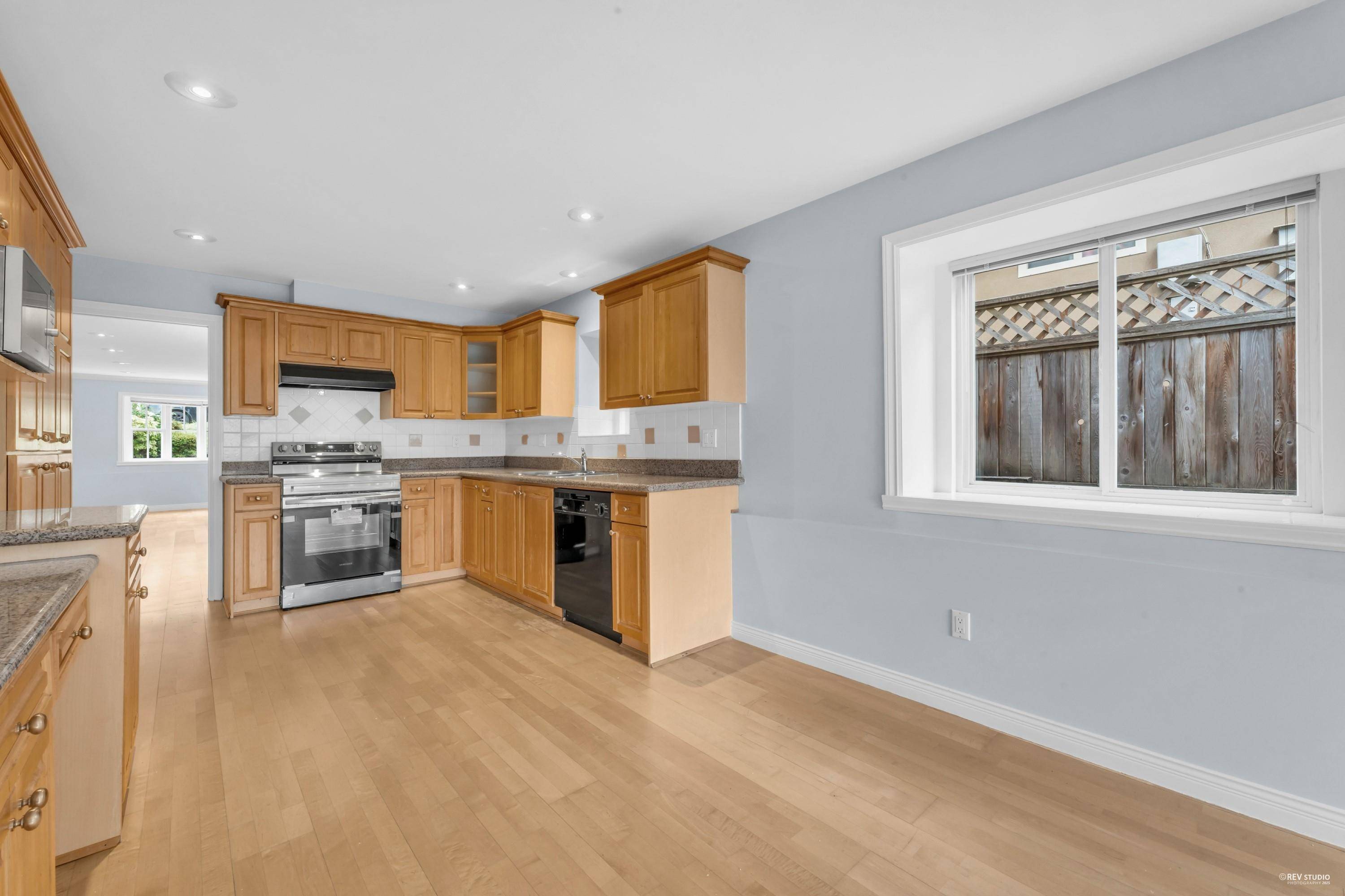 313 E 27 ST North Vancouver, BC V7N 1B9