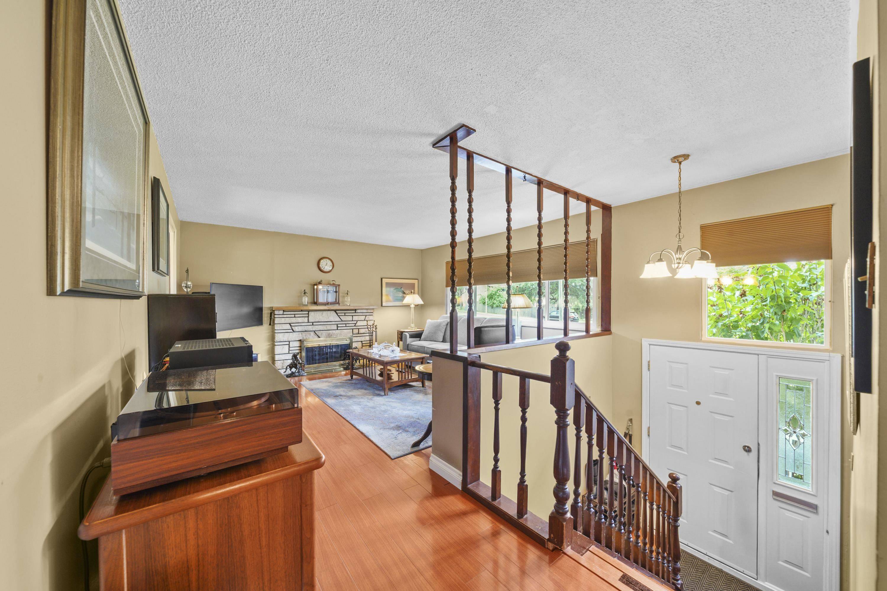 10930 141 A ST Surrey, BC V3R 3J9