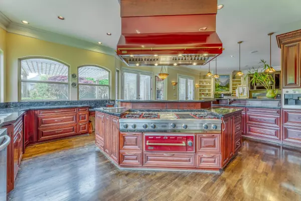 Surrey, BC V4A 9W8,2313 Chantrell Park DR