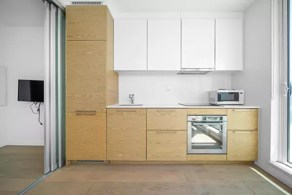 13438 Central AVE #1913 Surrey, BC V3T 0N2