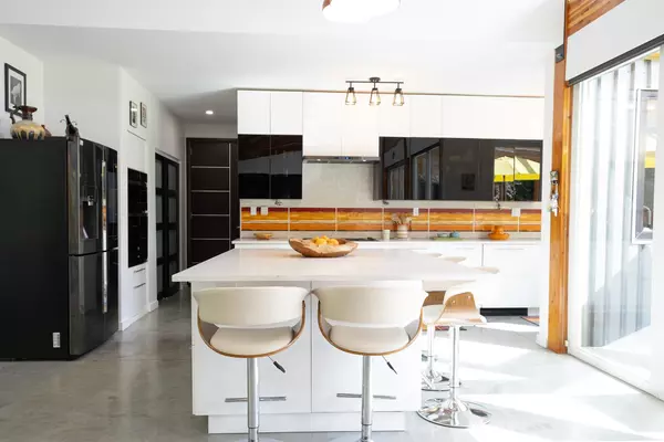 996 Reed RD Gibsons, BC V0N 1V7