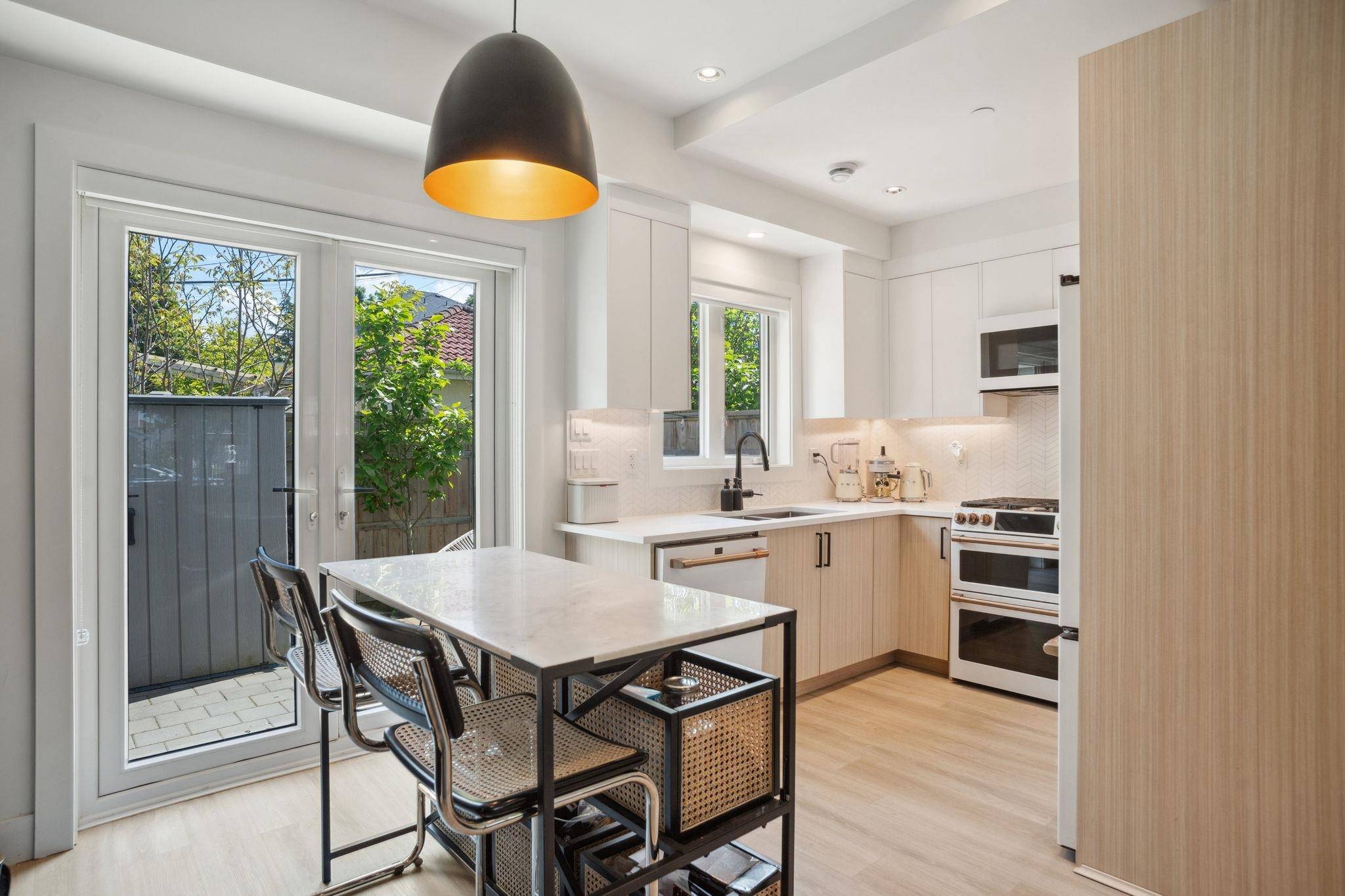 5018 Nanaimo ST Vancouver, BC V5P 4J1
