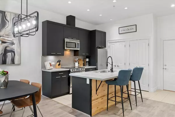 Surrey, BC V4P 0E6,2970 King George BLVD #106