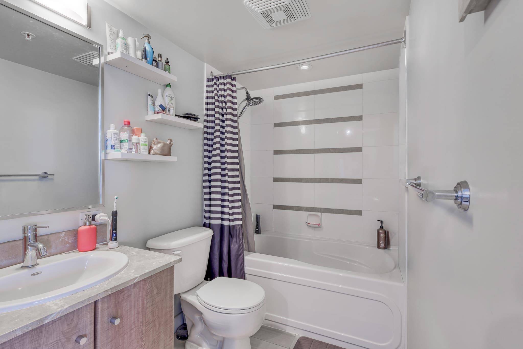 977 Mainland ST #2409 Vancouver, BC V6B 1T2