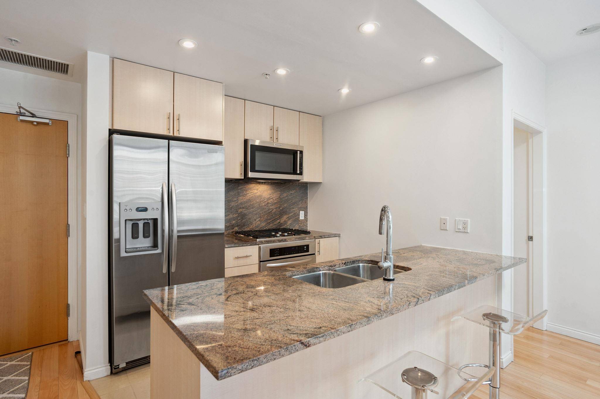 Vancouver, BC V6E 0A7,1211 Melville ST #807