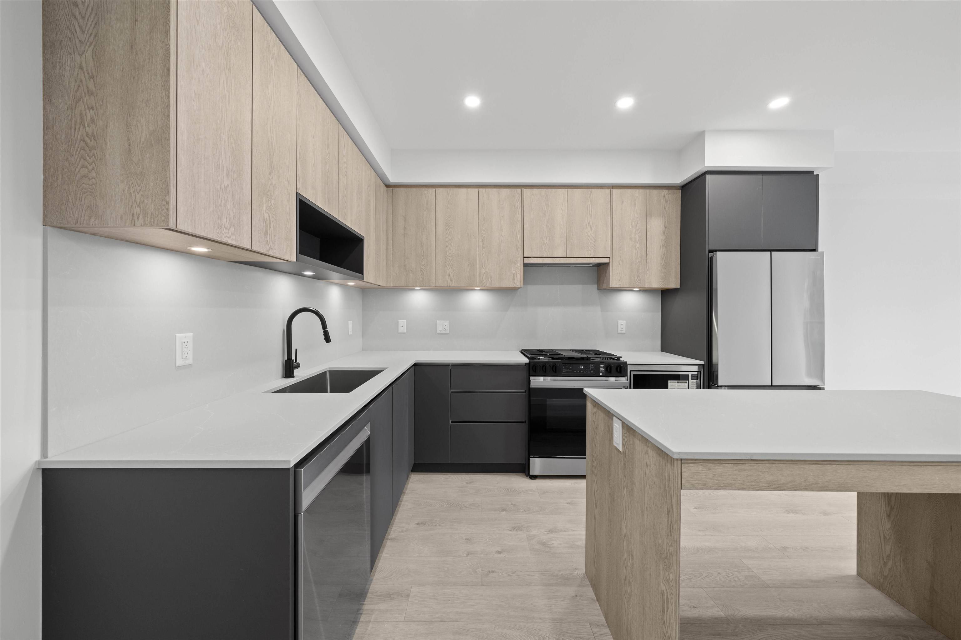 Surrey, BC V4N 6Y9,6585 195a ST #206