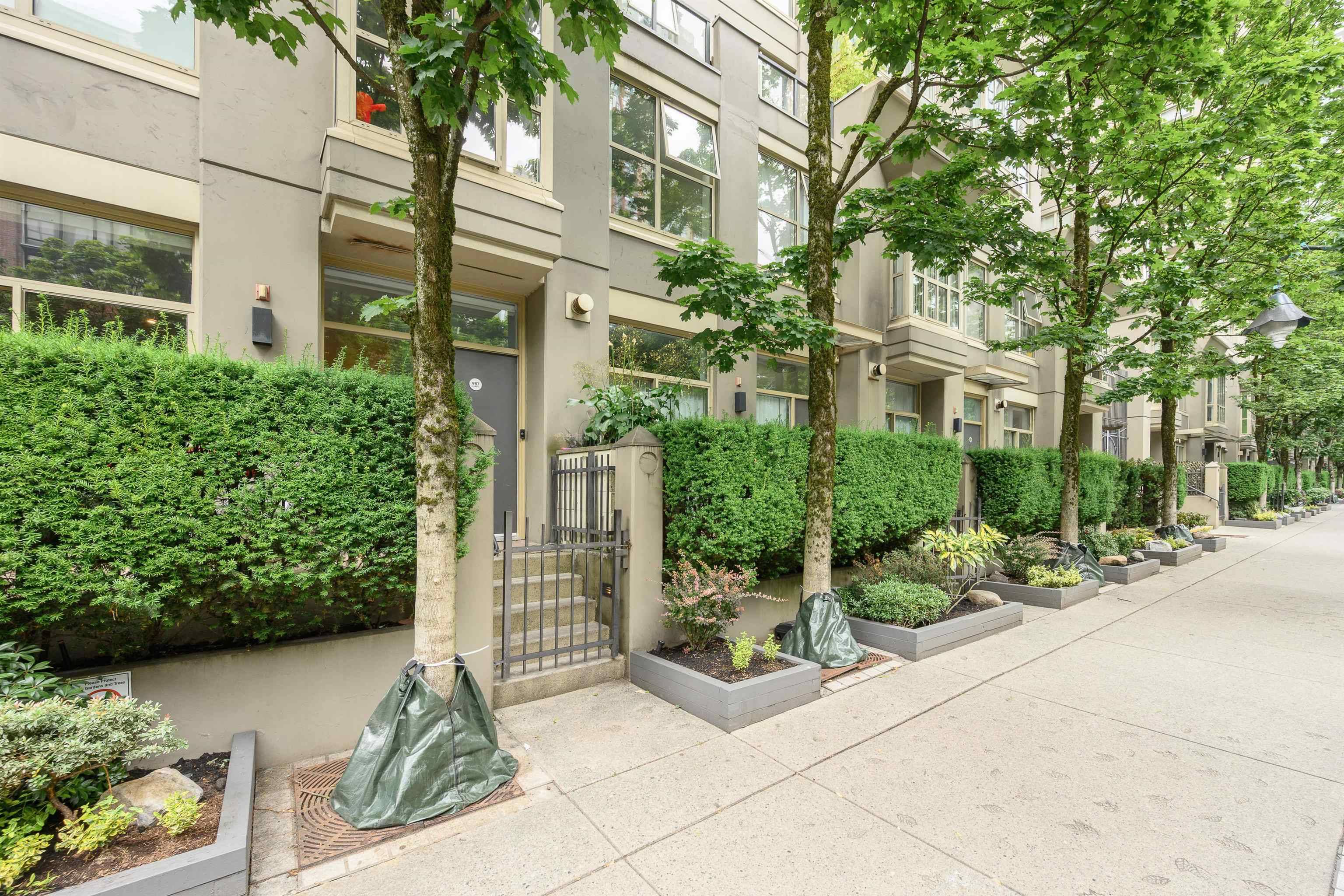 Vancouver, BC V6B 3B6,987 Richards ST