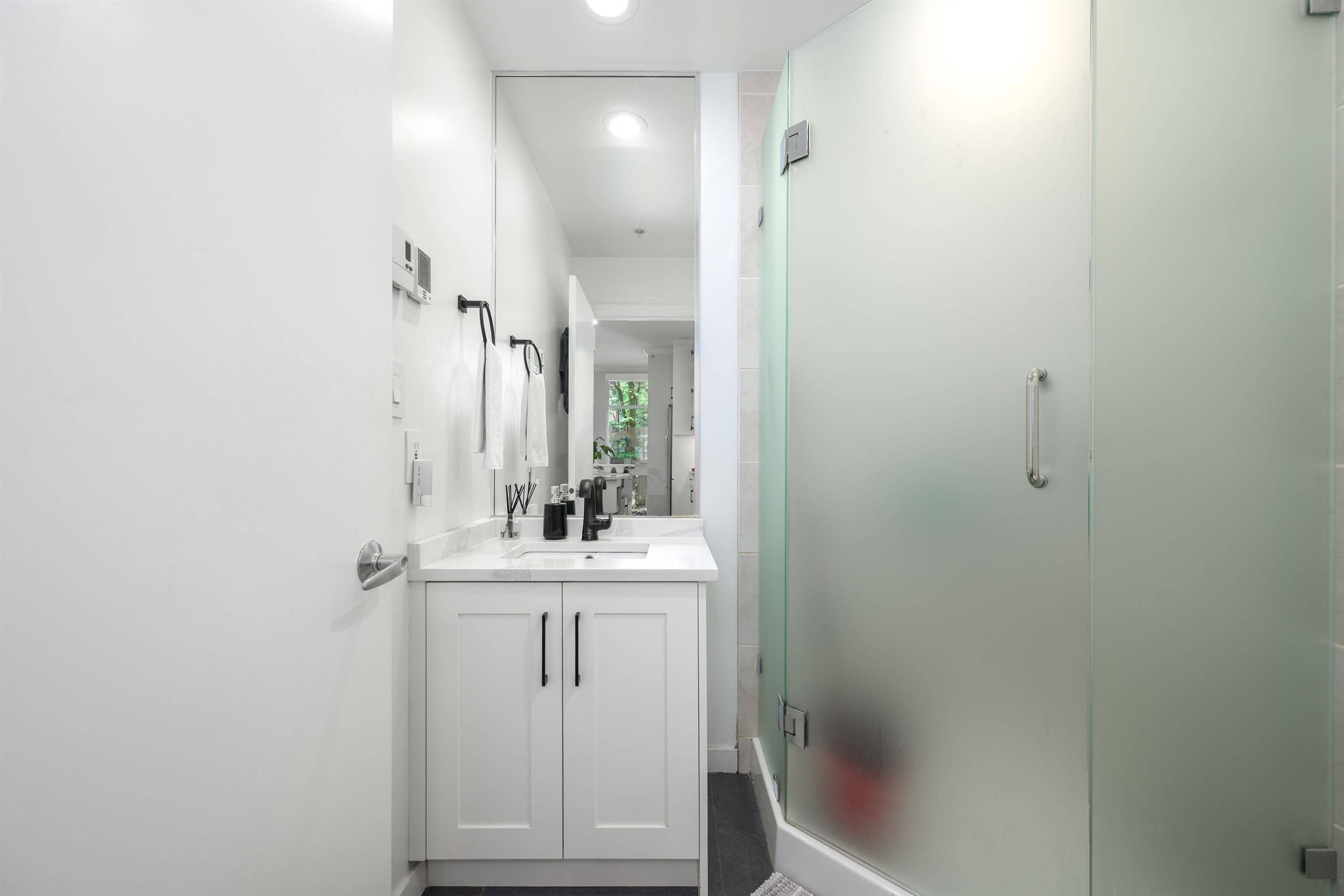 987 Richards ST Vancouver, BC V6B 3B6