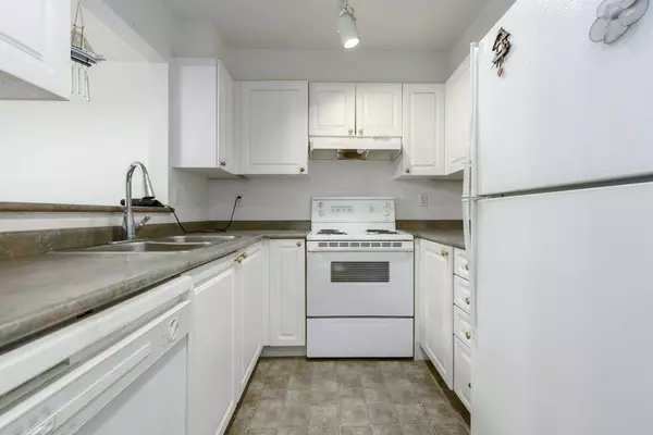 Surrey, BC V3R 5W2,9979 140 ST #310
