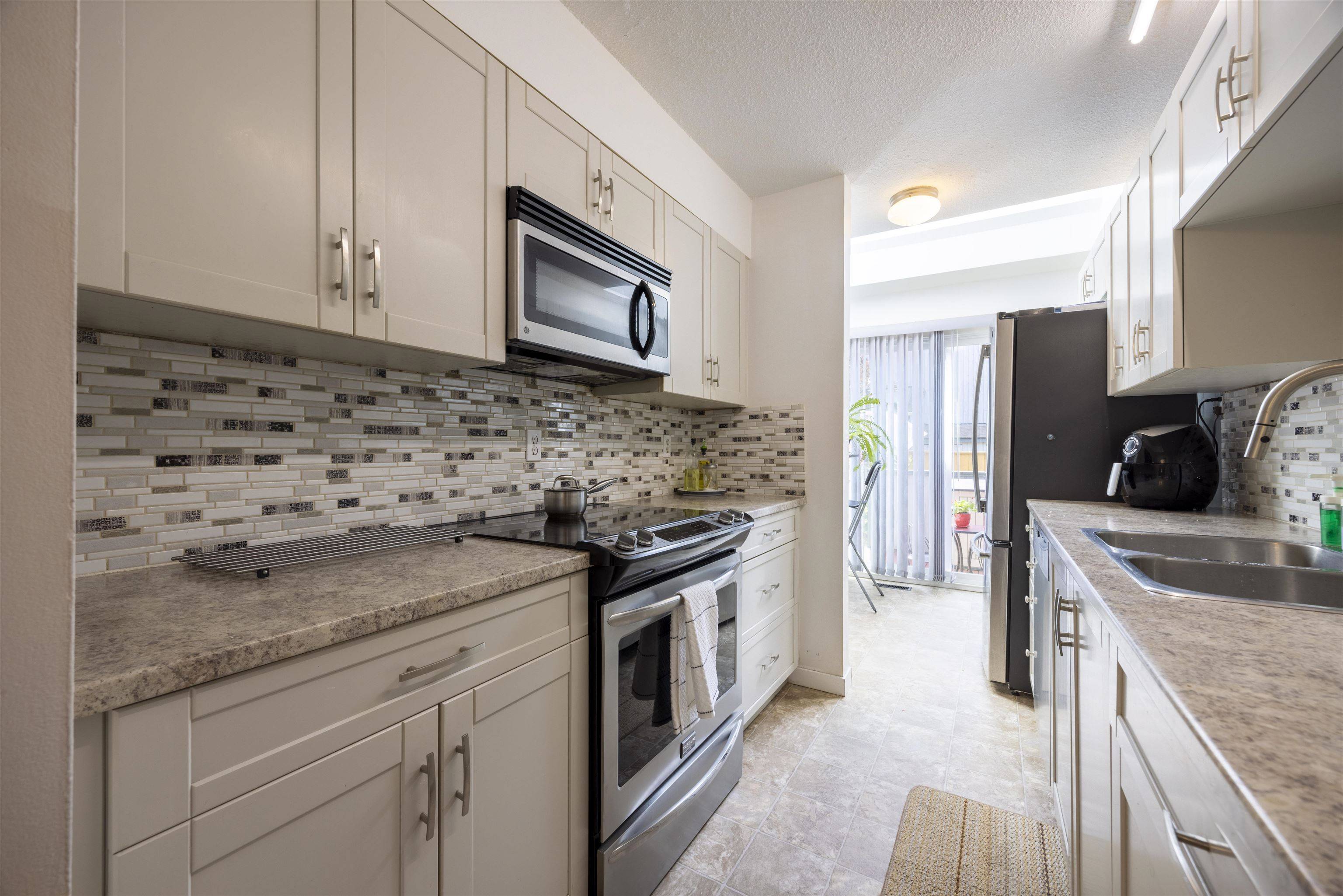 19022 119b AVE #2 Pitt Meadows, BC V3Y 1X5