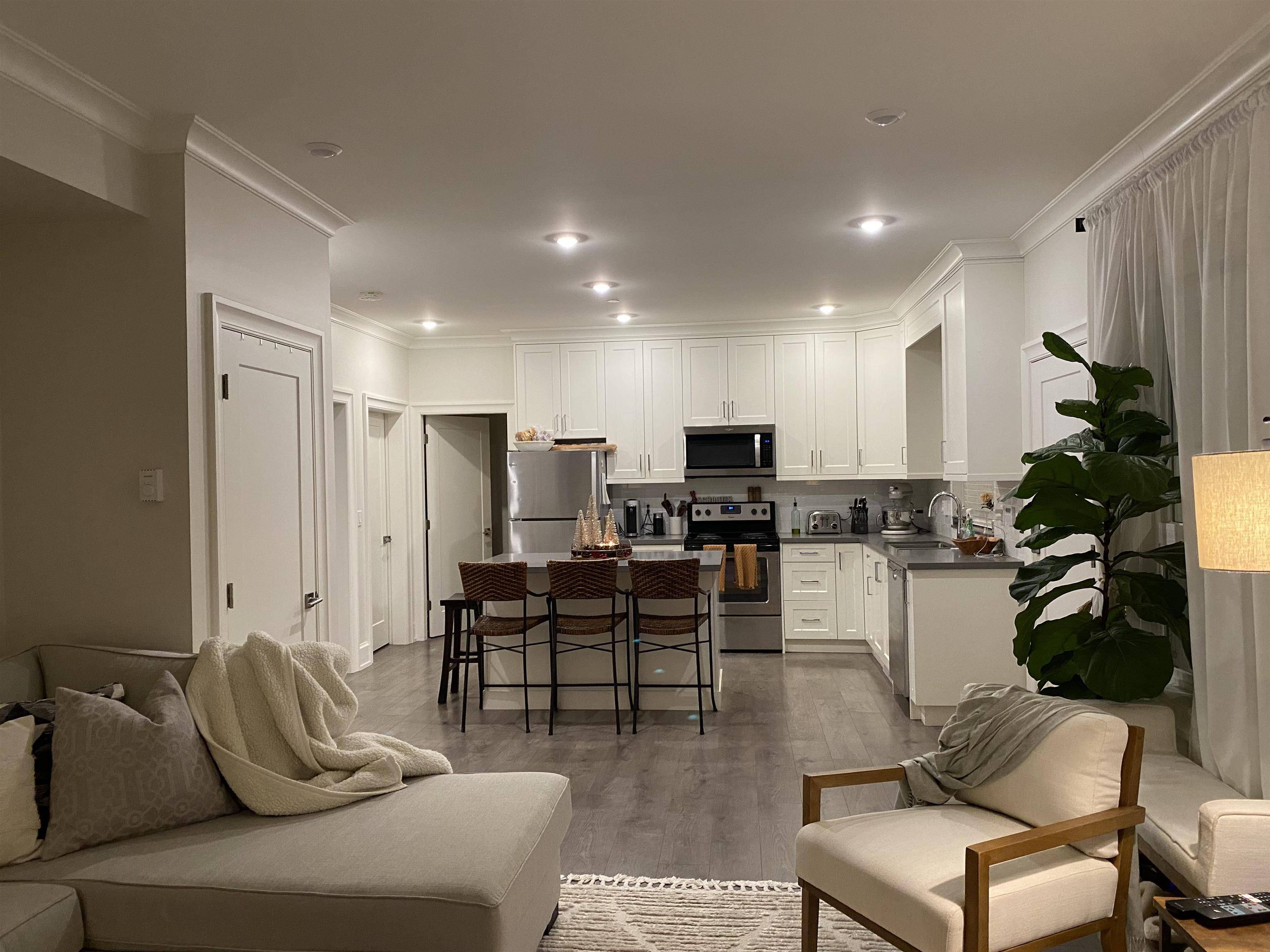 White Rock, BC V4B 4P2,10xx Lee ST