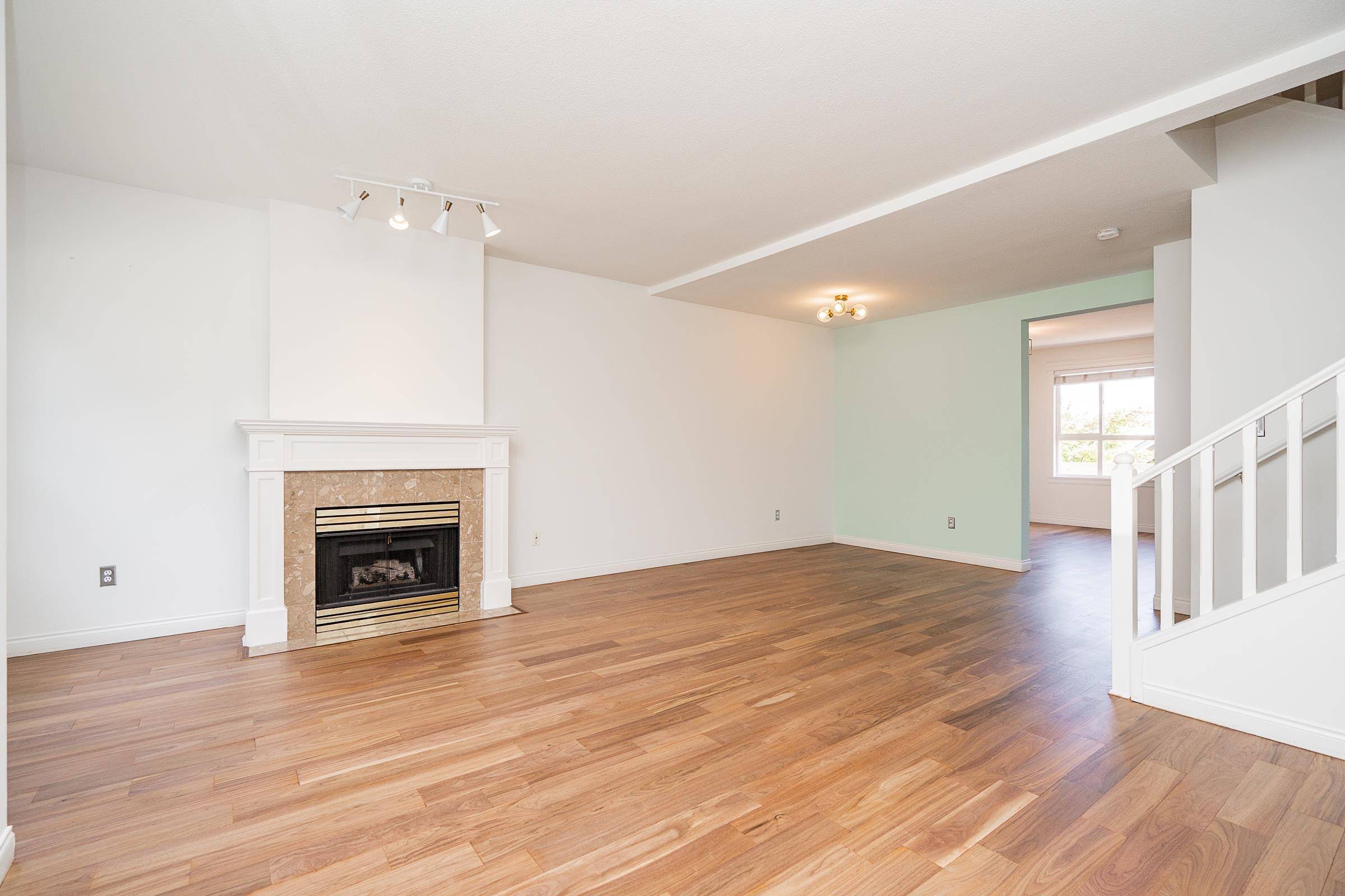 Coquitlam, BC V3E 3E6,1465 Parkway BLVD #209
