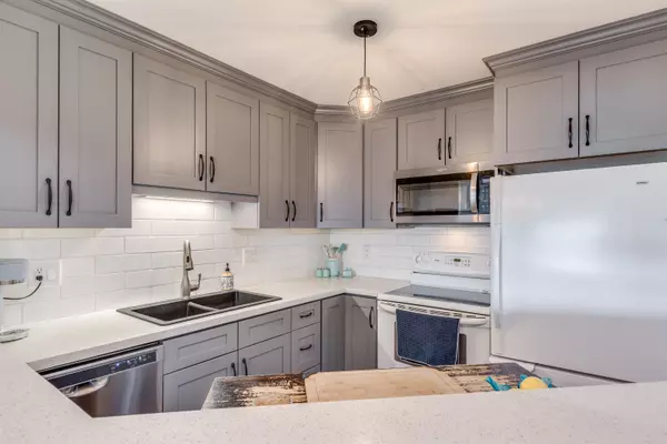 Langley, BC V3A 8M8,5765 Glover RD #402