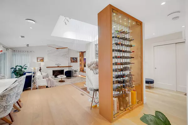 West Vancouver, BC V7V 3H8,3706 Southridge PL