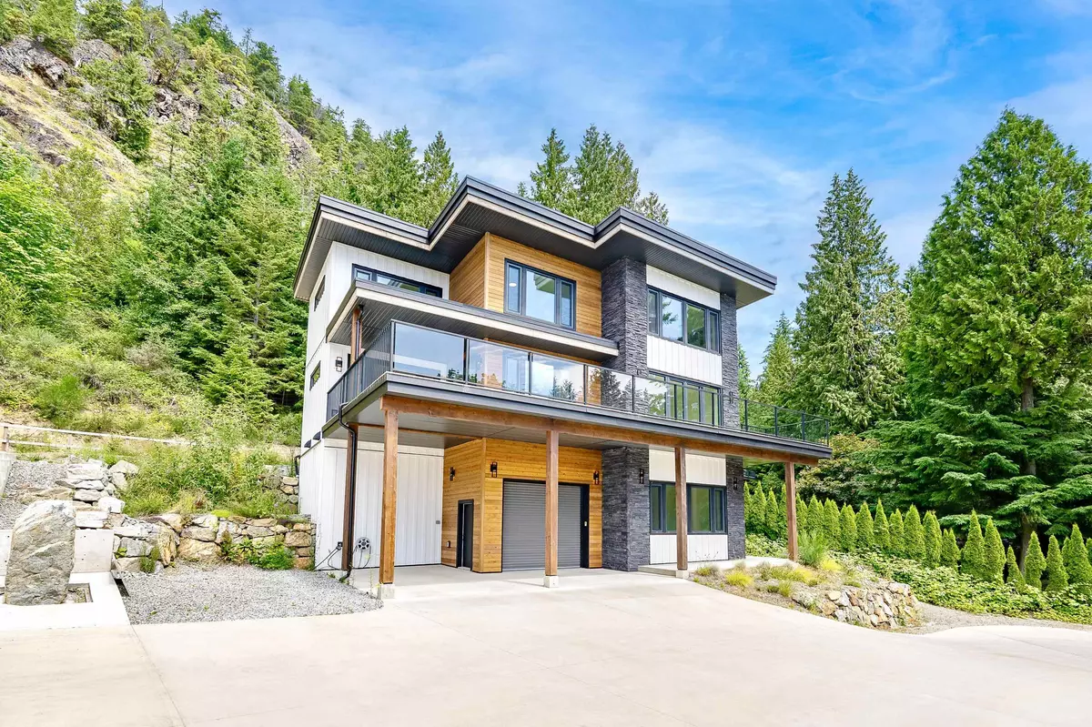 Gibsons, BC V0N 1V1,971 Marine DR