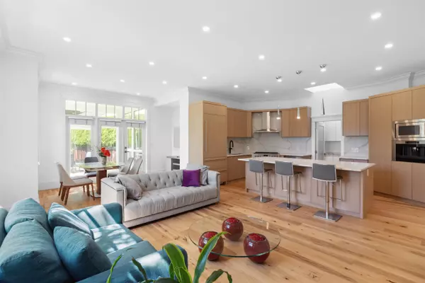 West Vancouver, BC V7W 1B3,4379 Ross CRES