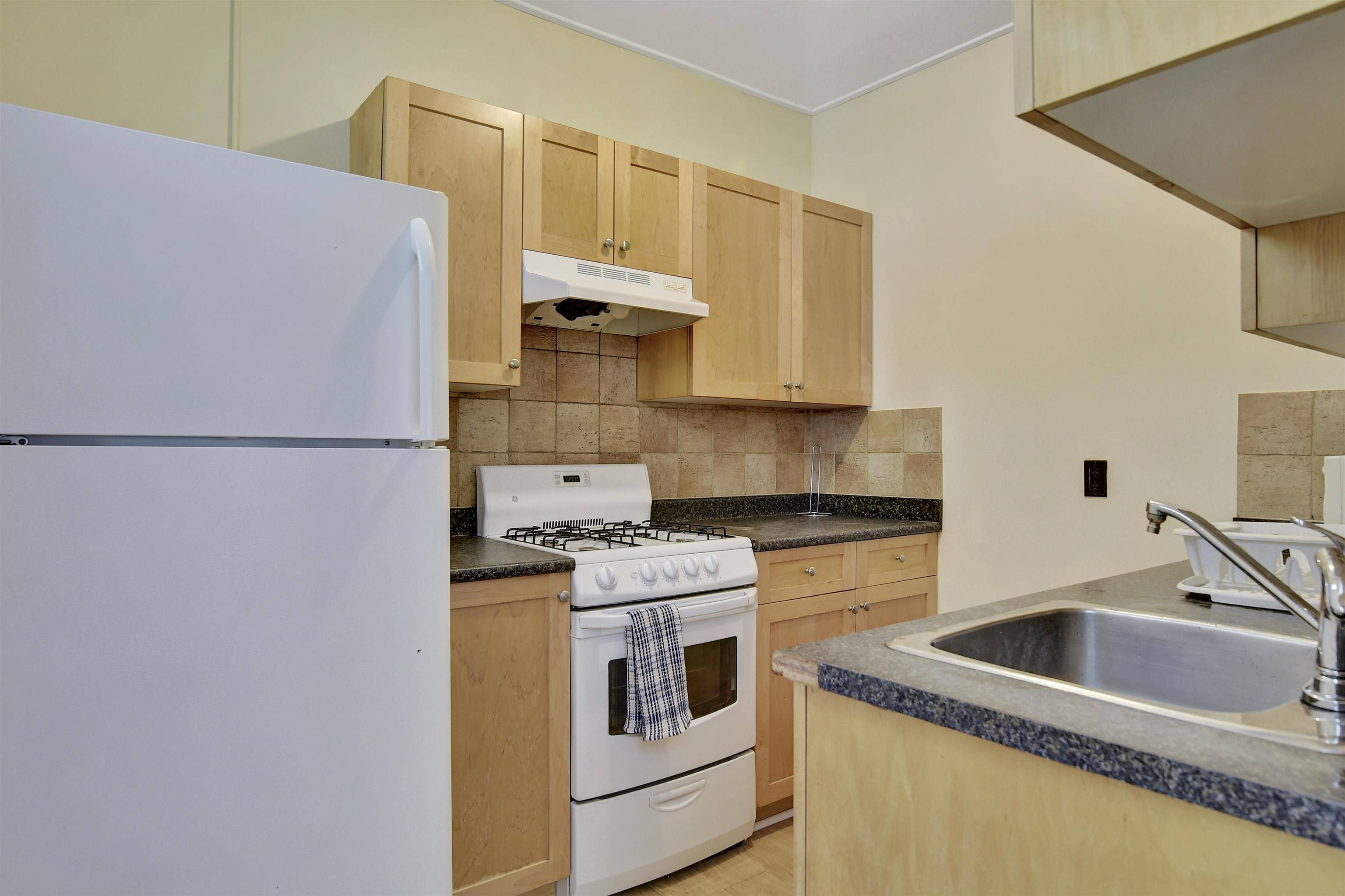 Vancouver, BC V6E 2B5,935 Jervis Street #19