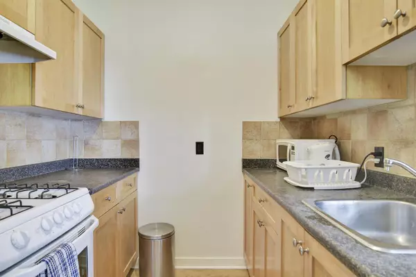 Vancouver, BC V6E 2B5,935 Jervis Street #19