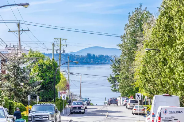 White Rock, BC V4A 6Y8,1351 Martin ST #103