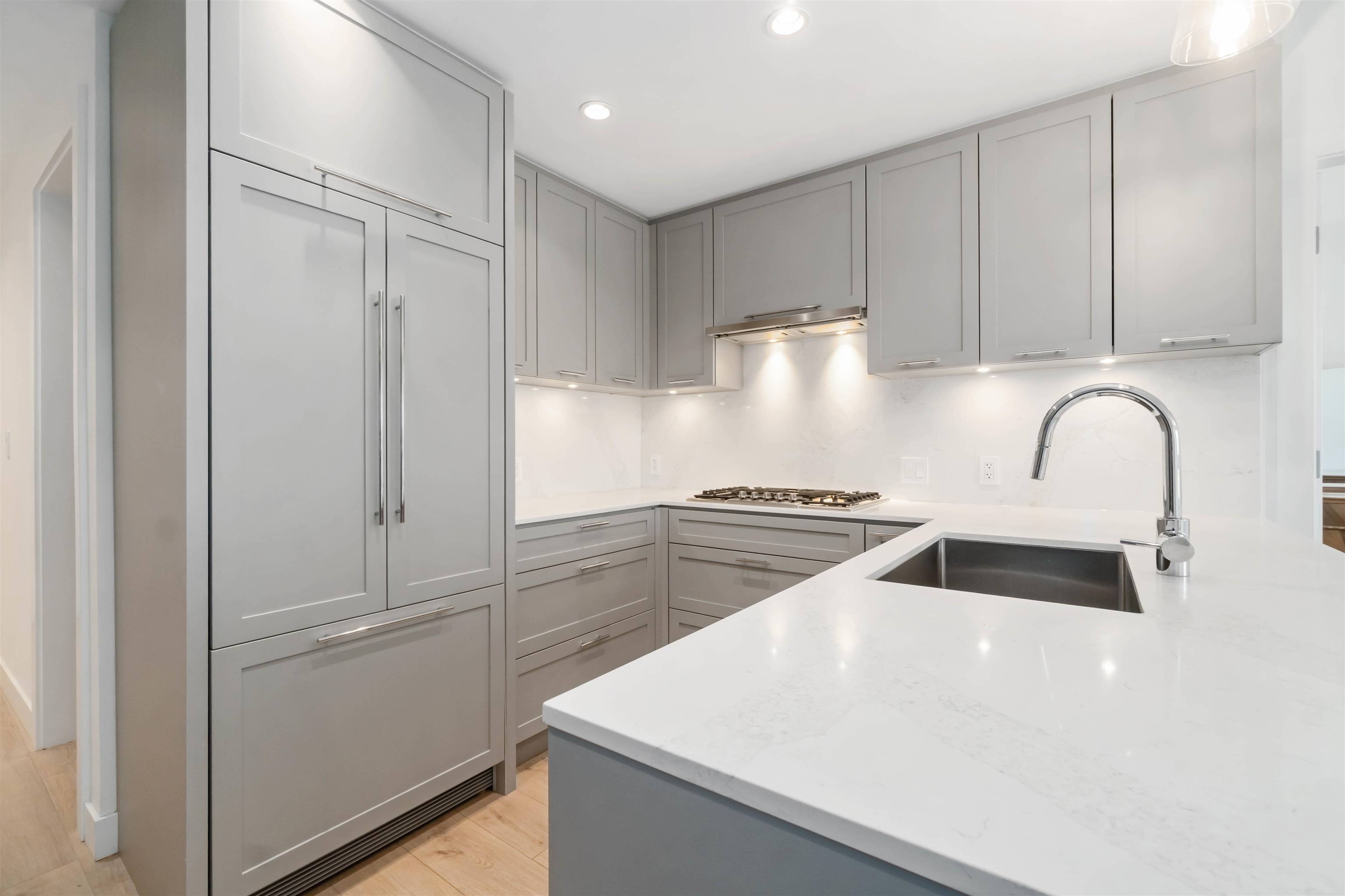 Burnaby, BC V5C 2J9,4352 Hastings ST #406