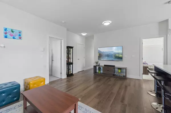 Surrey, BC V4P 0G3,2960 151 ST #212