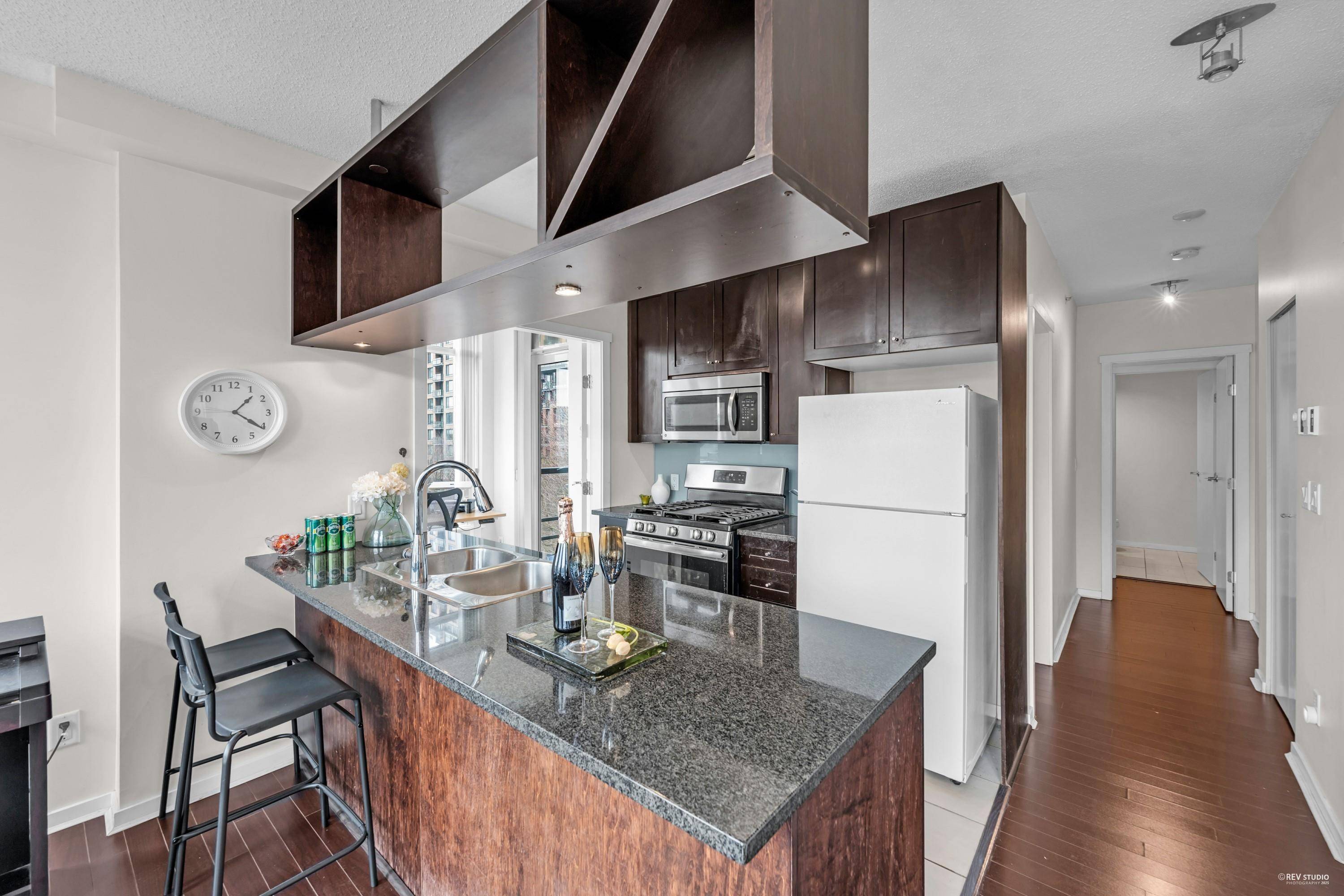 Vancouver, BC V6B 1M9,1001 Homer ST #606