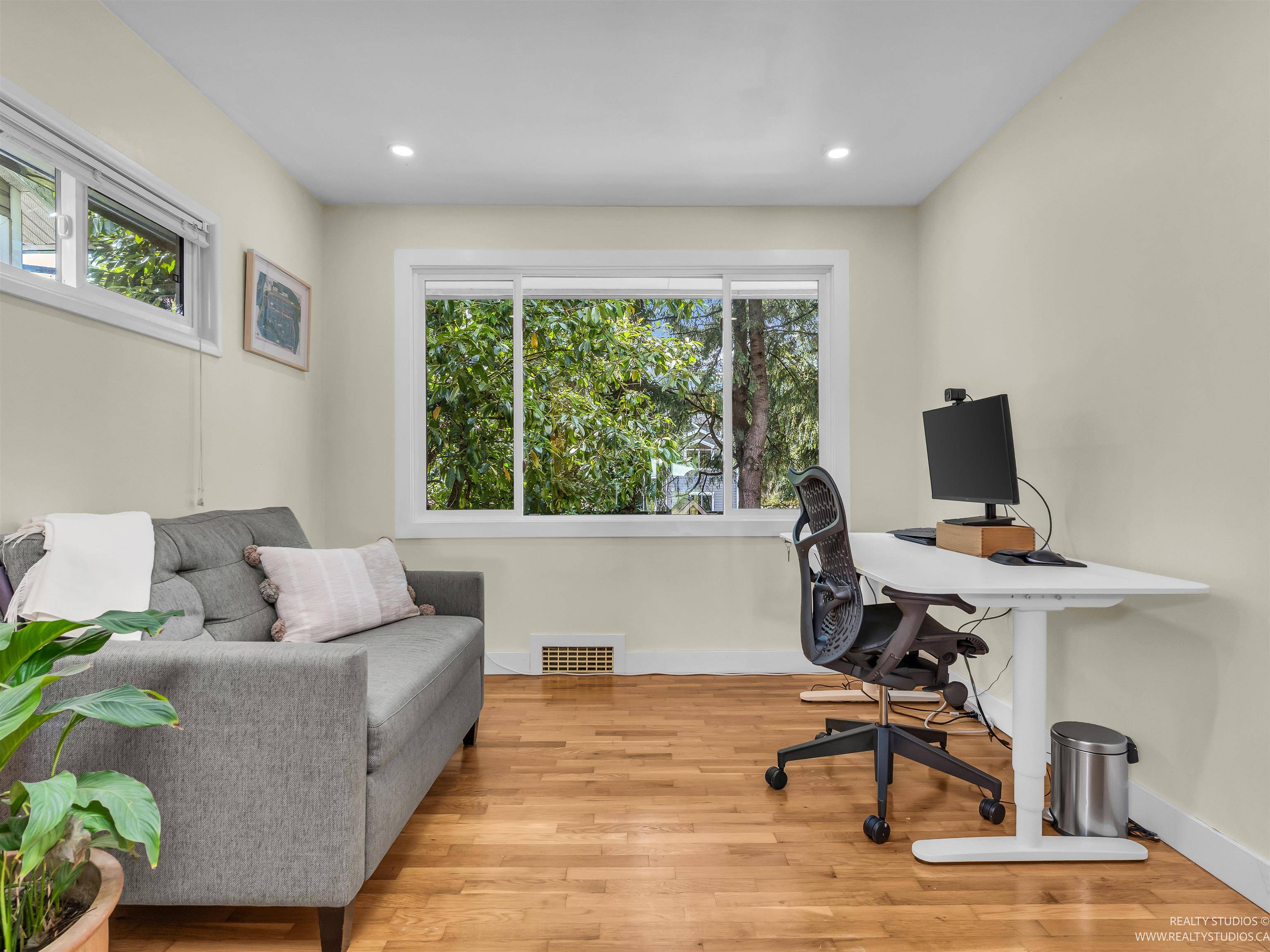 2433 Philip AVE North Vancouver, BC V7P 2W7