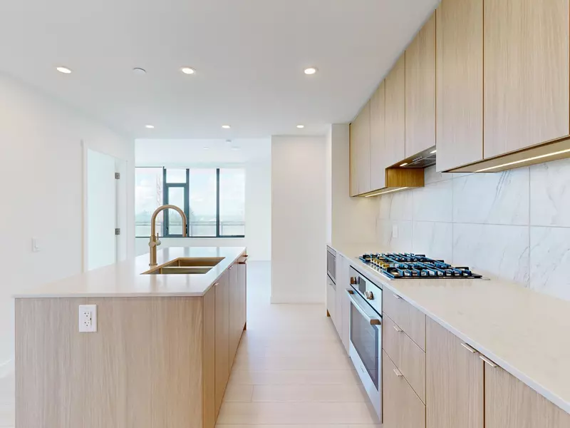 626 Claremont ST #902, Coquitlam, BC V3J 3T4