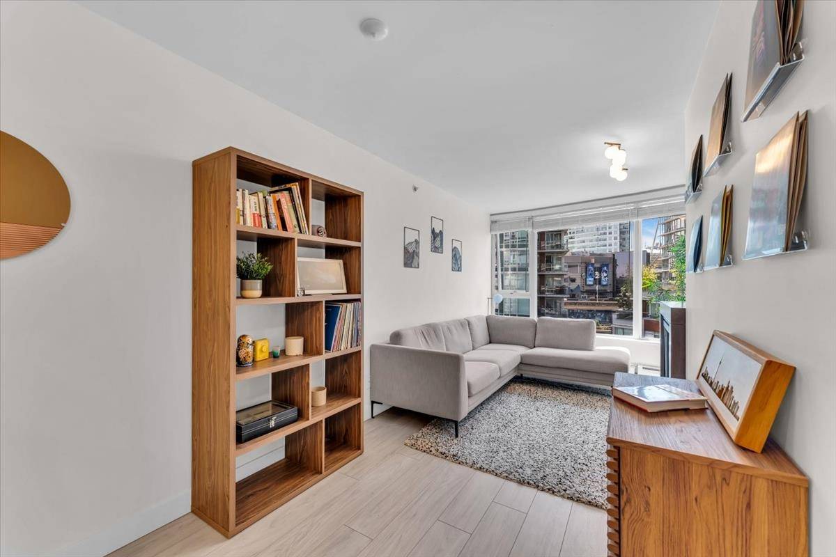 Vancouver, BC V6B 0B8,58 Keefer PL #803