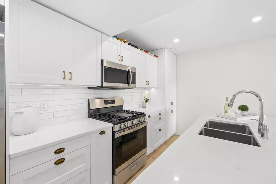 1225 Merklin ST #103, White Rock, BC V4B 4B8