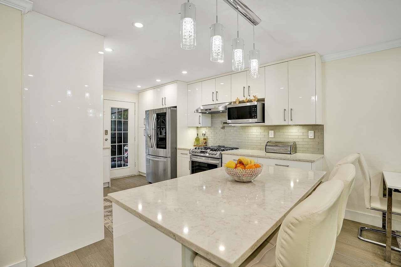 1543 Chadwick AVE Port Coquitlam, BC V3B 5E9