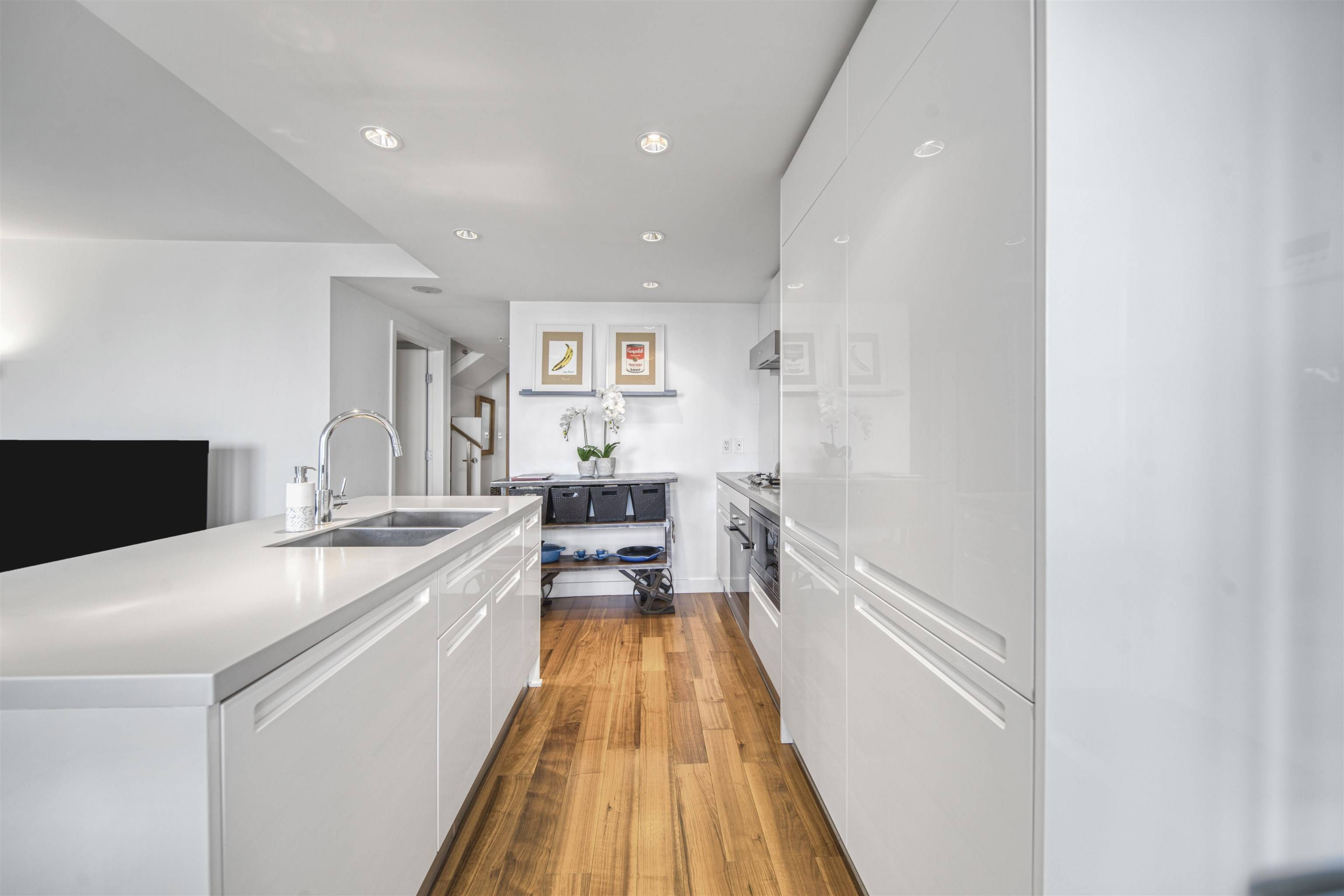 188 Keefer ST #PH7 Vancouver, BC V6A 0E3