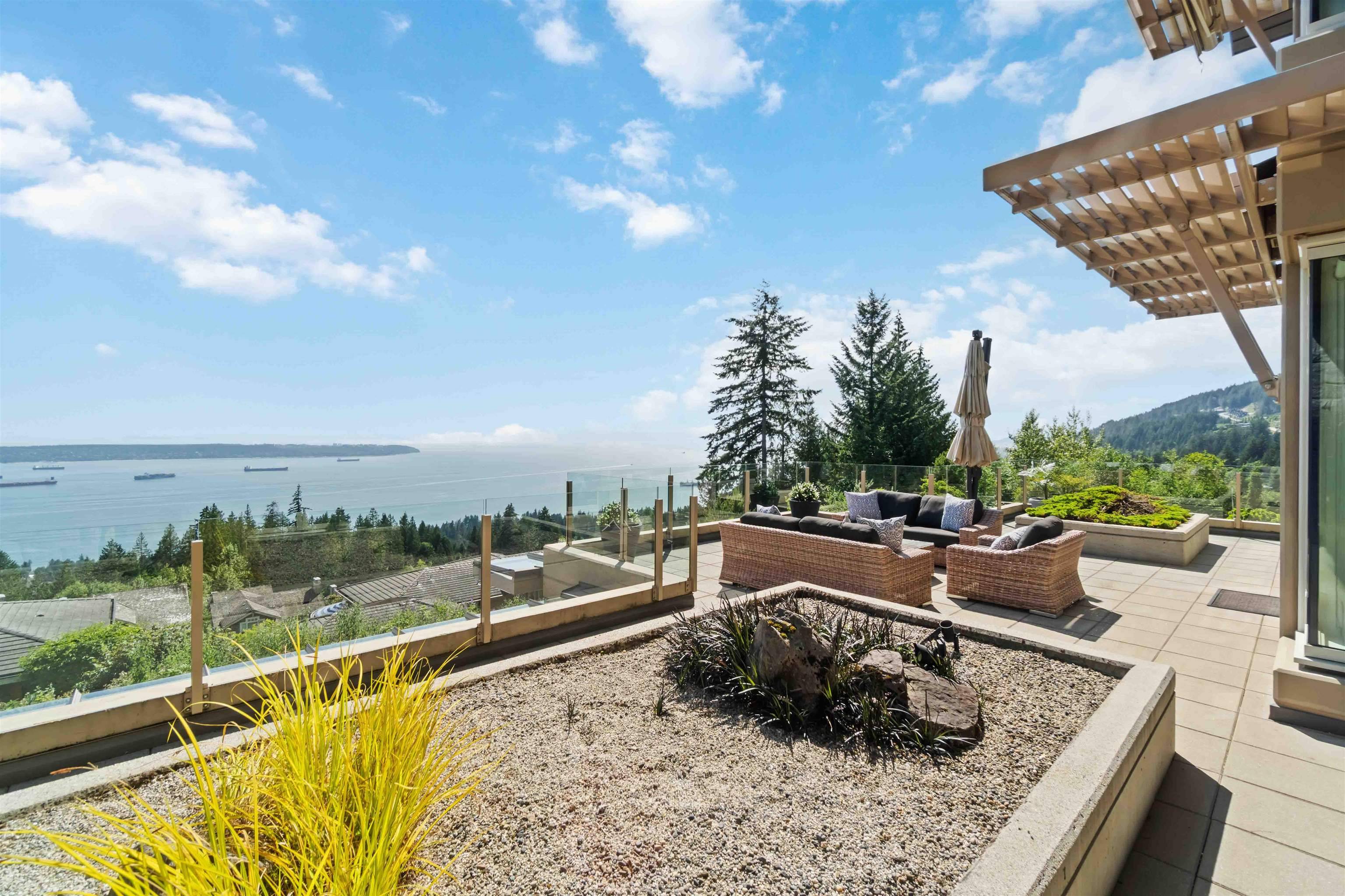 West Vancouver, BC V7S 0A1,2535 Garden CT #304
