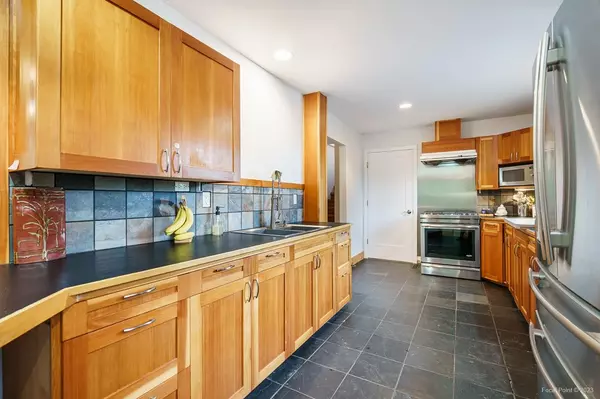 Port Moody, BC V3H 3X3,5 View CT