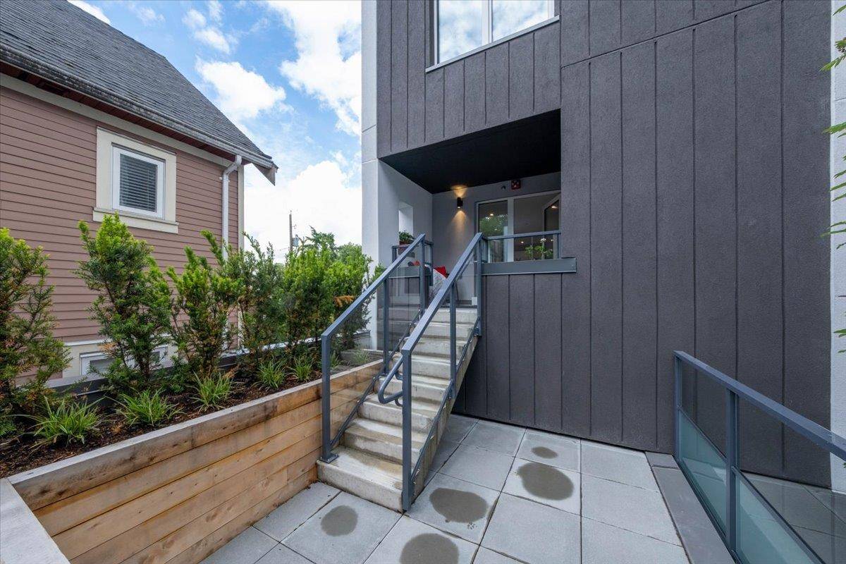 Vancouver, BC V5N 1B6,2075 E 1st AVE #205