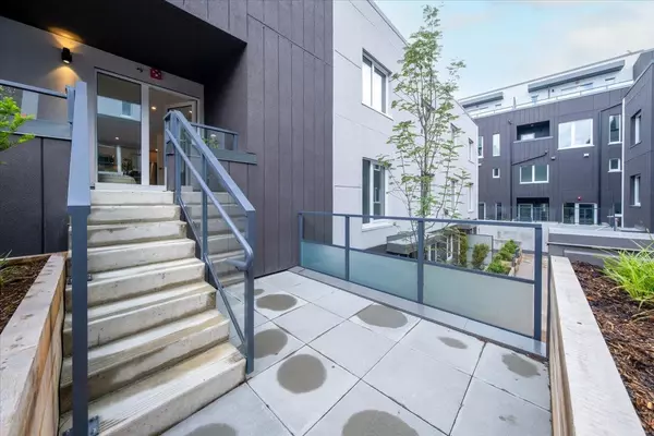 Vancouver, BC V5N 1B6,2075 E 1st AVE #205