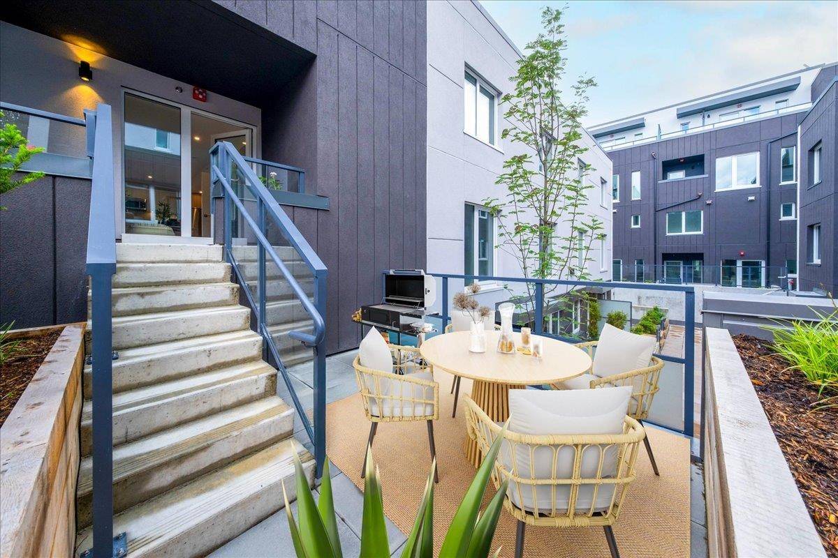 2075 E 1st AVE #205, Vancouver, BC V5N 1B6