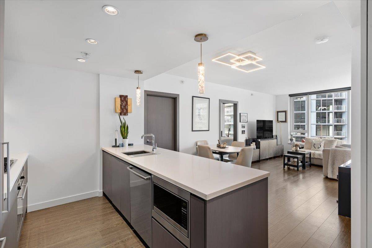 Vancouver, BC V6B 0P4,68 Smithe ST #1611