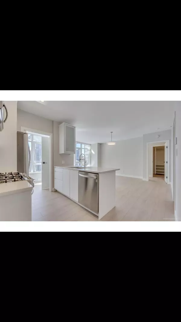 Vancouver, BC V6B 1S1,480 Robson ST #907