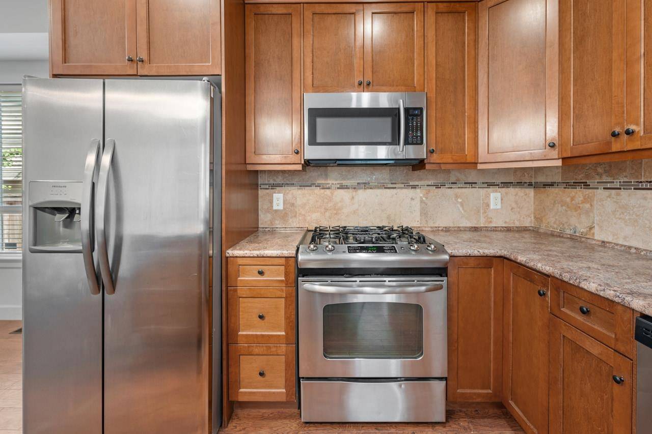 Maple Ridge, BC V2X 5W4,12123 222 ST #10