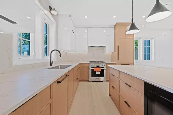 Vancouver, BC V0V 0V0,6855 Cypress ST