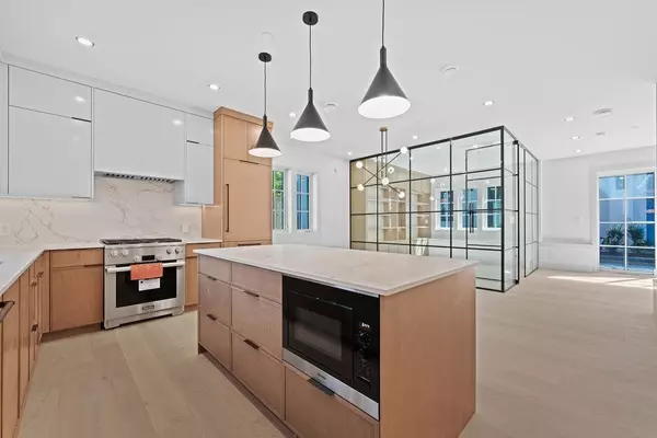 Vancouver, BC V0V 0V0,6855 Cypress ST