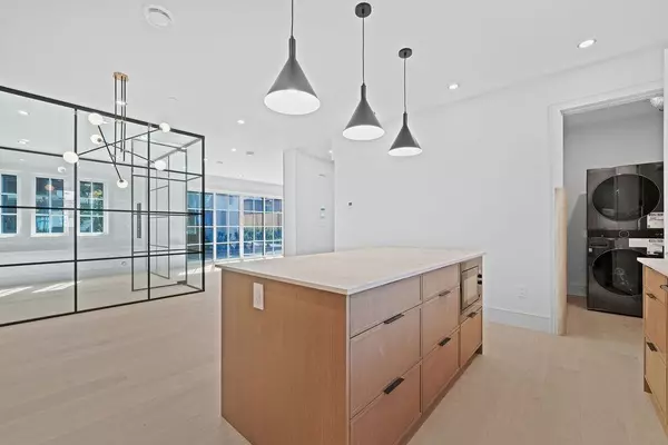 Vancouver, BC V0V 0V0,6855 Cypress ST