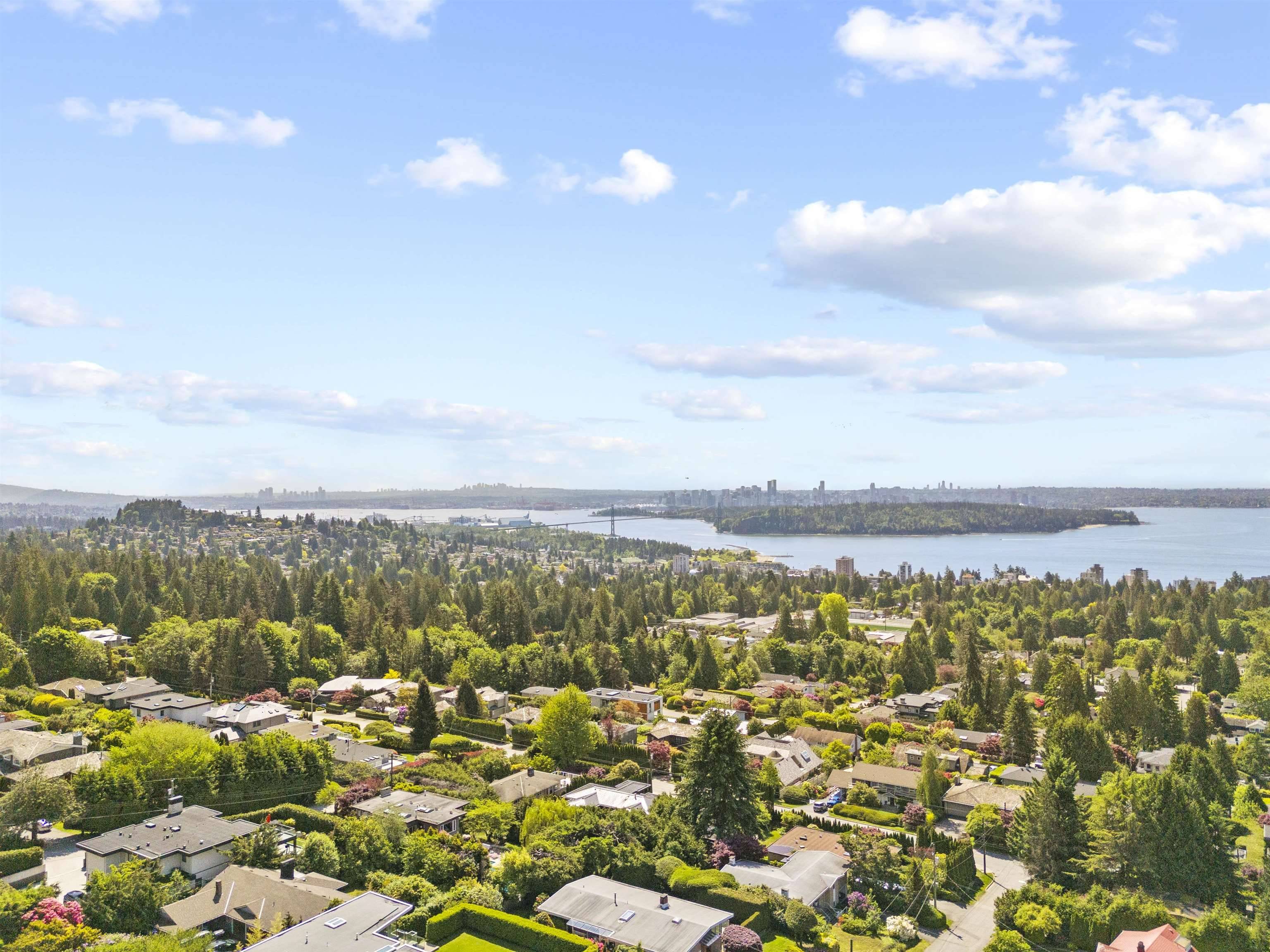 1895 Rosebery AVE, West Vancouver, BC V7V 2Z5