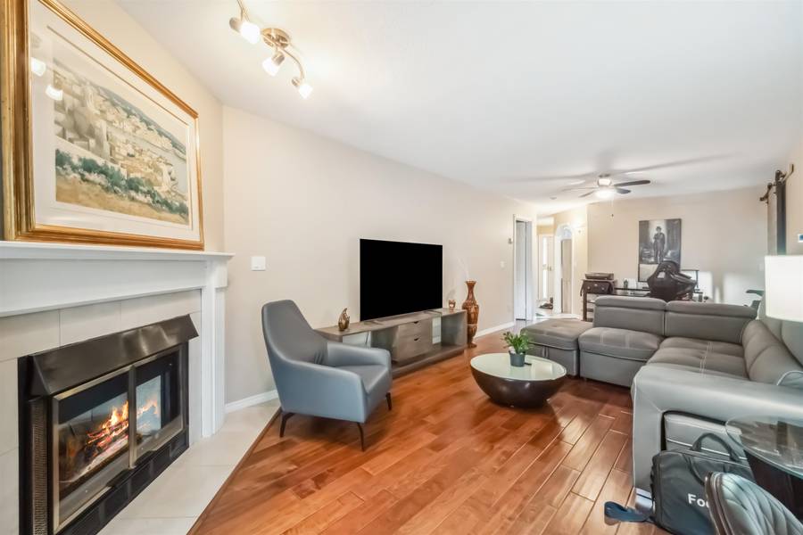 15153 98th AVE #113, Surrey, BC V3R 9M8